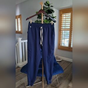 Figs Men's Cargo Jogger Pants in Navy. Size M